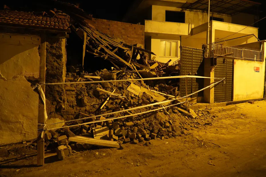 Balıkesir'de tek katlı metruk bina çöktü