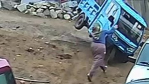 Üç tekerlekli motosiklet dengesini kaybederek devrildi