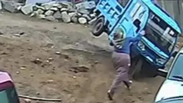 Üç tekerlekli motosiklet dengesini kaybederek devrildi