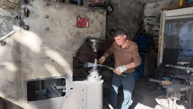 Bu işi yapan kalfa bulamıyorlar: 45 yıllık baba mesleği, sayıyı günde 10'a çıkardı