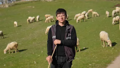 Mimar oldu, köyüne döndü: Onu "Küpeli Çoban" olarak tanıyorlar