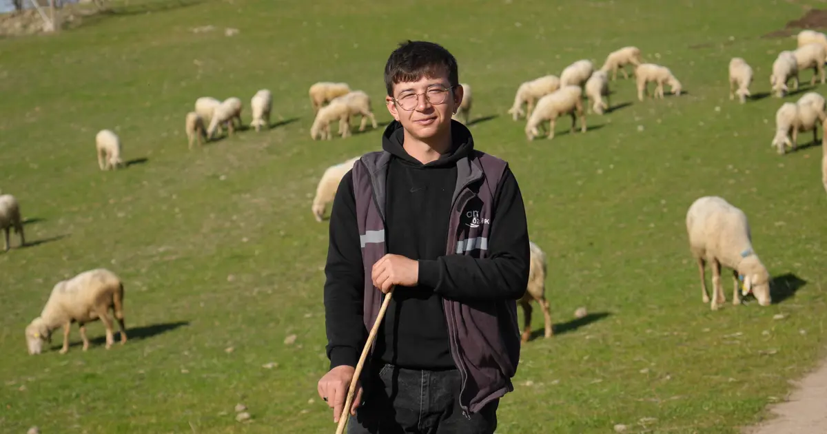 Mimar oldu, köyüne döndü: Onu "Küpeli Çoban" olarak tanıyorlar