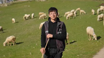 Mimar oldu, köyüne döndü: Onu "Küpeli Çoban" olarak tanıyorlar