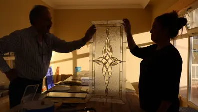 30 yıldır hurda camlardan dönüştürüyor: Karı-koca el ele üretiyor