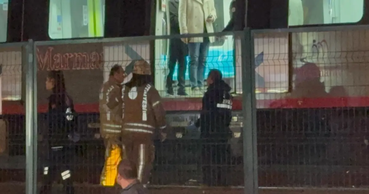 Marmaray durağında raylara atlayan kişi öldü