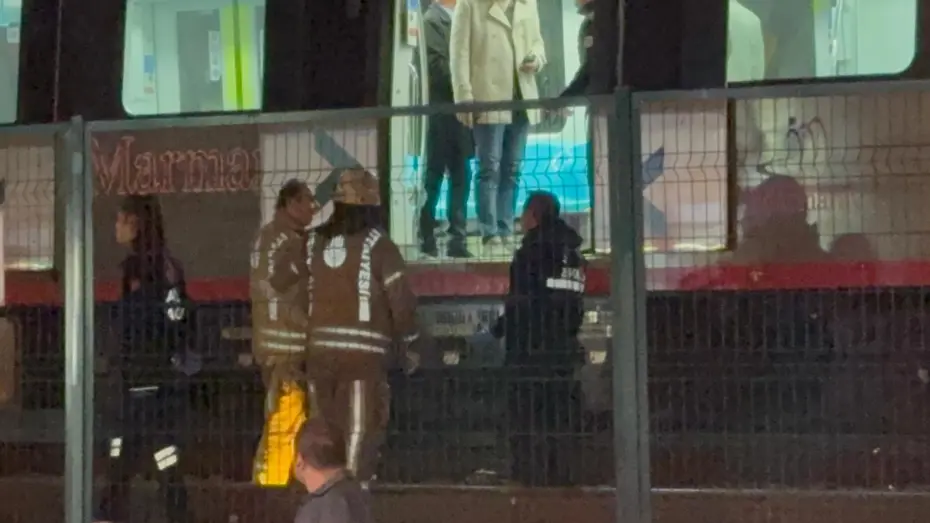 Marmaray durağında raylara atlayan kişi öldü