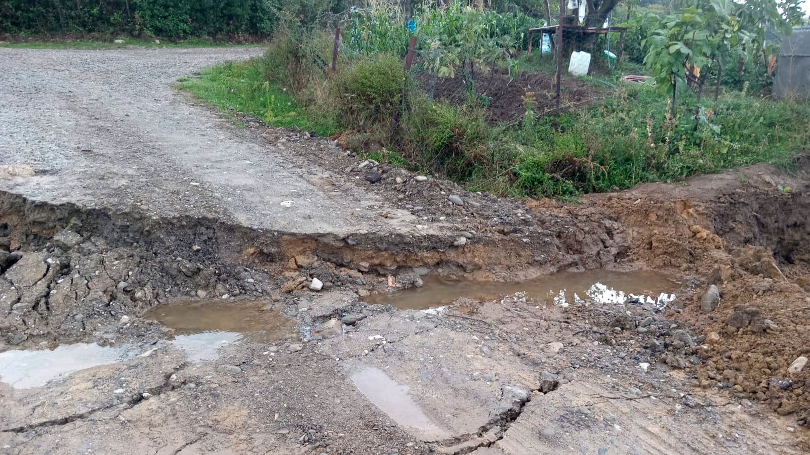 Sinop'ta bozulan yollar tehlike oluşturuyor 
