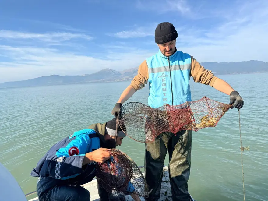Eğirdir Gölü'nde ele geçirildi: Ekipler hepsine el koydu 2
