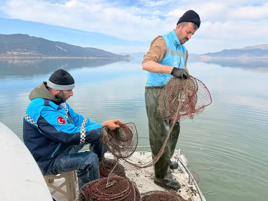 Eğirdir Gölü'nde ele geçirildi: Ekipler hepsine el koydu 1