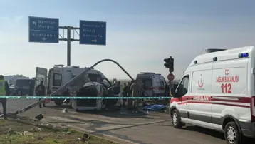 Diyarbakır&#x27;da karayolunu savaş alanına çeviren kaza! İki kişi öldü, üç yaralı var