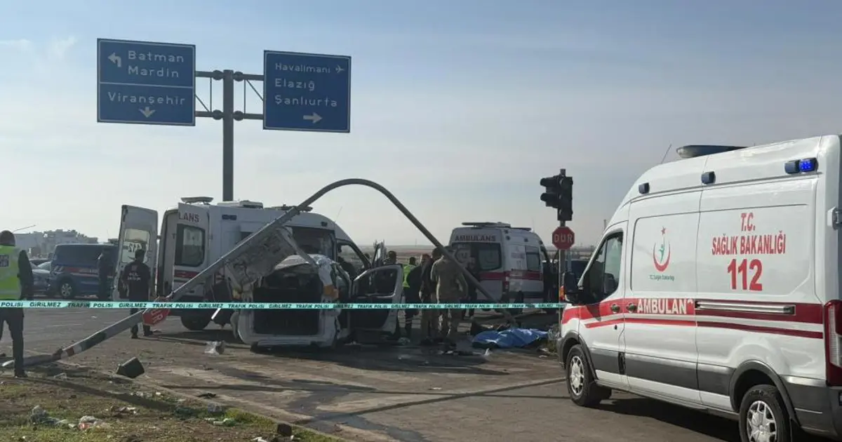 Diyarbakır'da karayolunu savaş alanına çeviren kaza! İki kişi öldü, üç yaralı var