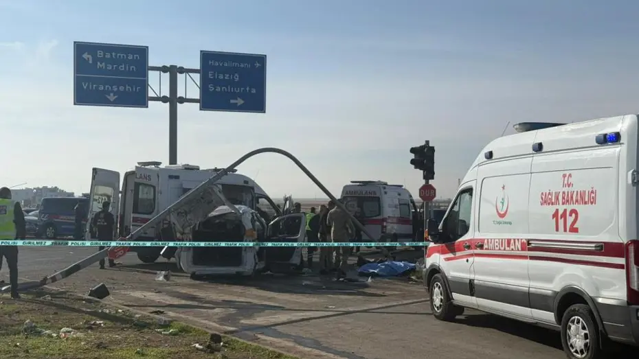 Diyarbakır'da karayolunu savaş alanına çeviren kaza! İki kişi öldü, üç yaralı var