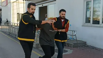 Adana'da komşu kavgası: Baba öldü, 2 oğlu yaralandı 