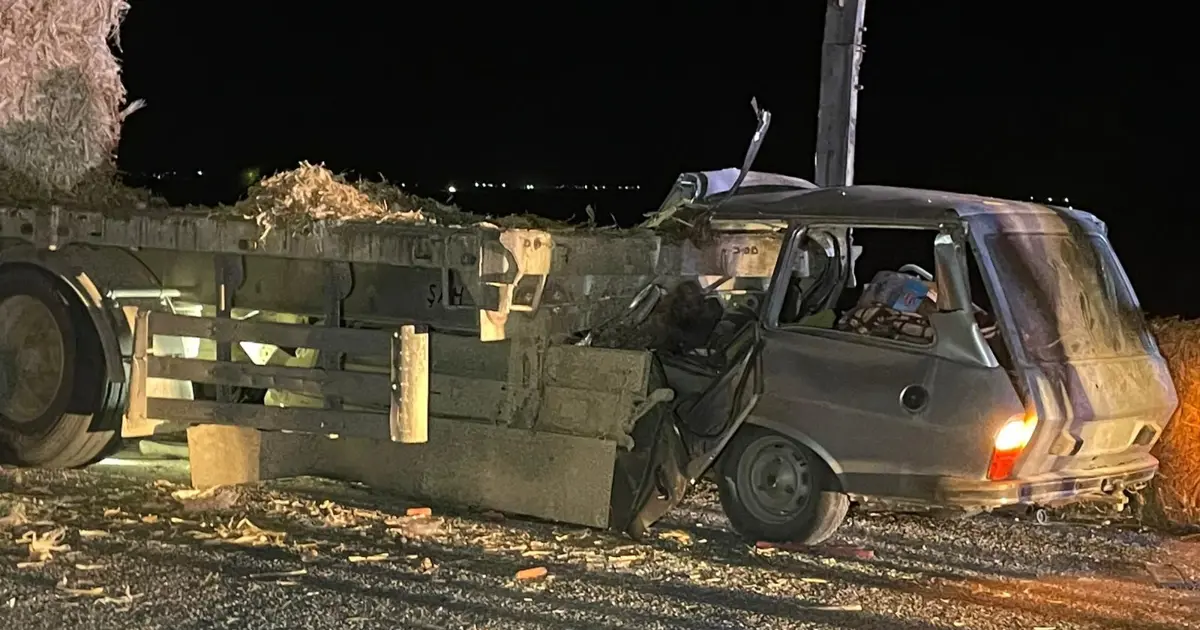 Otomobil TIR'a ok gibi saplandı: Karı-koca hayatını kaybetti