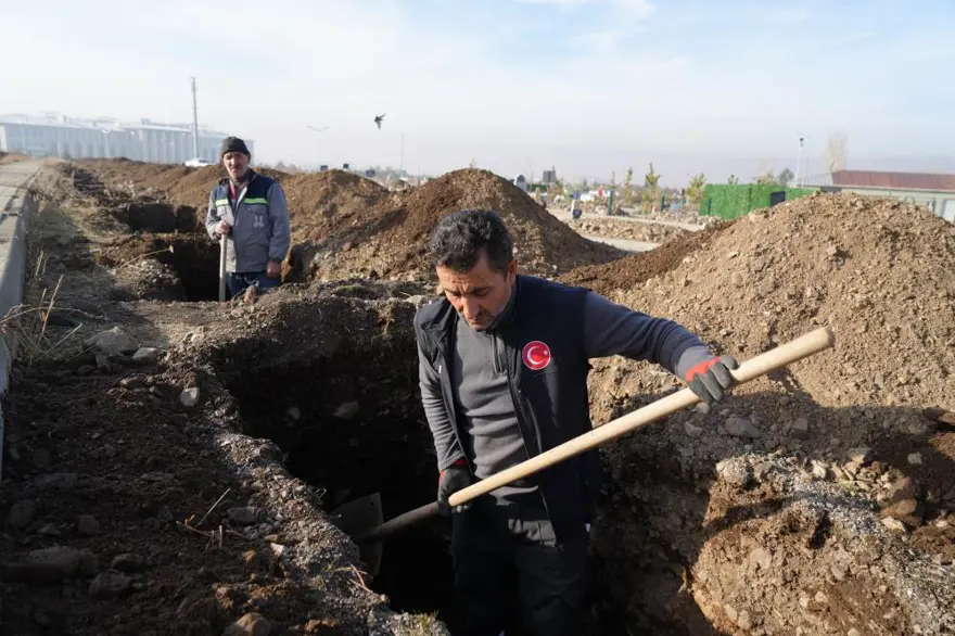 Kışın mezar açılamıyor... Belediye ekipleri soğuklar başlamadan yüzlerce mezar açtı 2