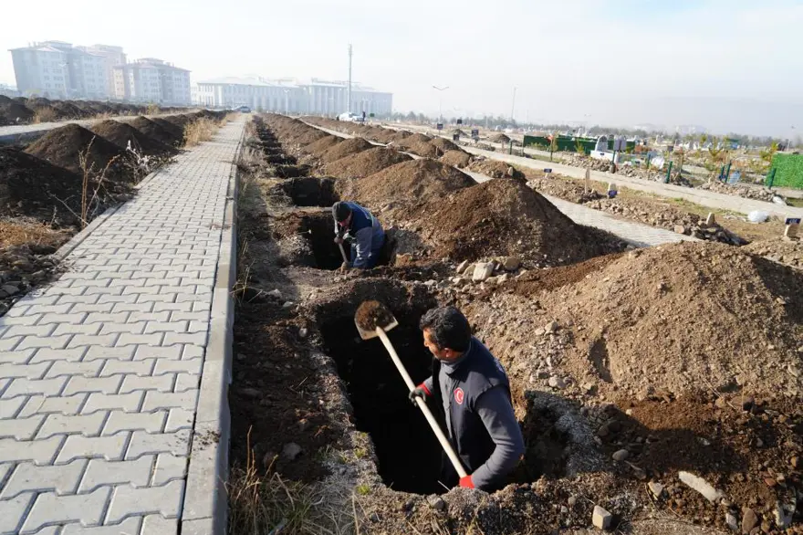 Kışın mezar açılamıyor... Belediye ekipleri soğuklar başlamadan yüzlerce mezar açtı 