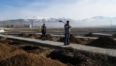 Kışın mezar açılamıyor... Belediye ekipleri soğuklar başlamadan yüzlerce mezar açtı