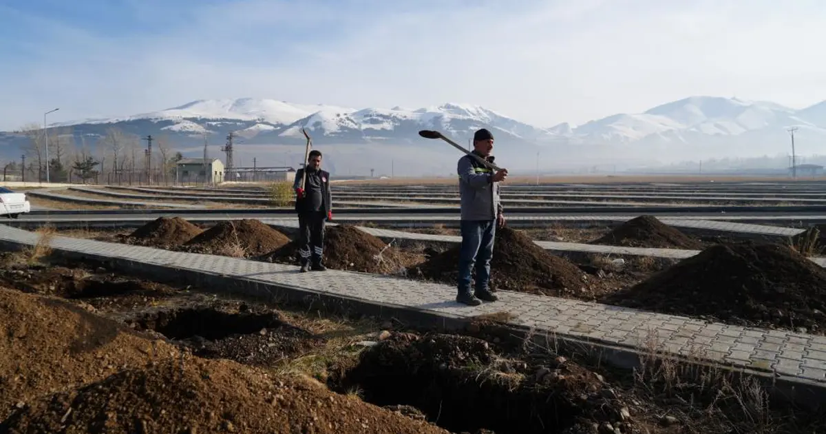 Kışın mezar açılamıyor... Belediye ekipleri soğuklar başlamadan yüzlerce mezar açtı
