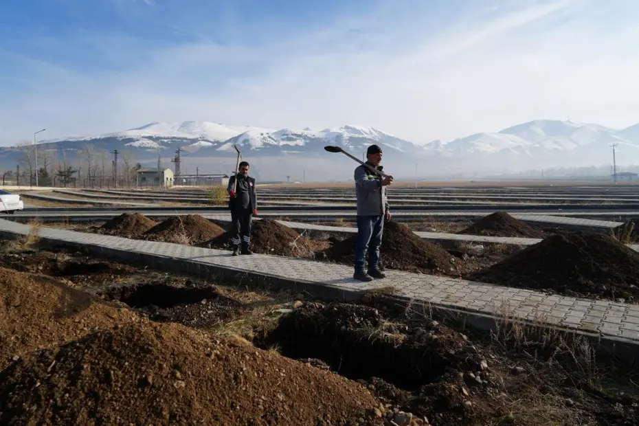 Kışın mezar açılamıyor... Belediye ekipleri soğuklar başlamadan yüzlerce mezar açtı