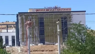 Mermer ocağında kayanın altında kalarak yaralandı