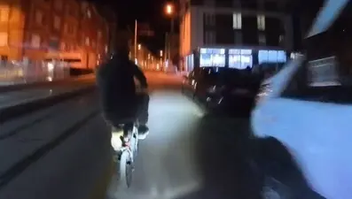 Eskişehir&#x27;de tramvay yolundan çıkan bisiklet kazaya neden oldu