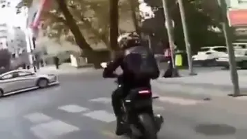 Plakasına yaptığı düzenekle cezadan kaçabileceğini düşündü