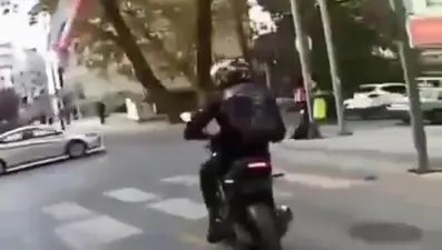 Plakasına yaptığı düzenekle cezadan kaçabileceğini düşündü