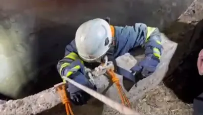 Su kuyusuna düşen çakalı itfaiye kurtardı