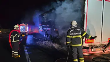 Şanlıurfa'da salça yüklü tır alev aldı