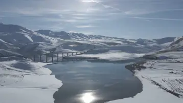 Turnaçayırı Barajı'da kar manzarası