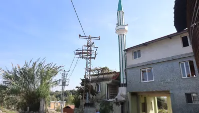 Dikkat çeken cami: Arabalar cemaatin altından geçiyor