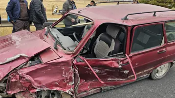 Kavşakta iki otomobil çarpıştı:2'si ağır 4 yaralı