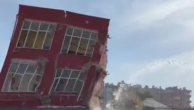 Kontrollü yıkım titreşimle yapıldı