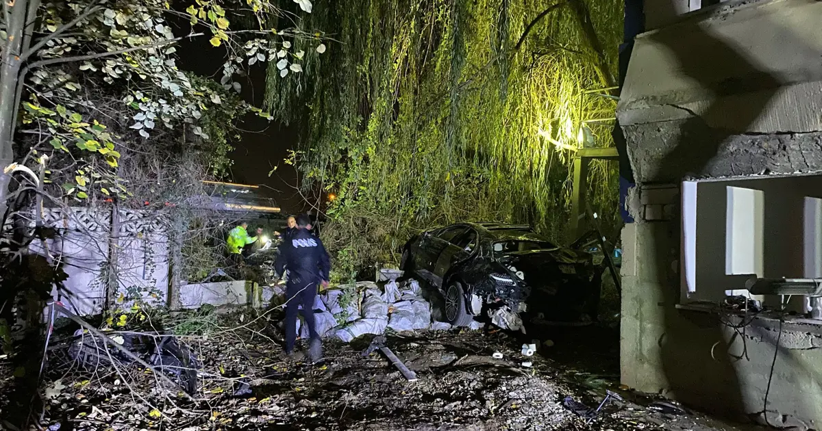 Köprüde çarpışıp bahçeye uçtular: 1 ölü