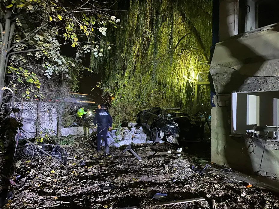 Köprüde çarpışıp bahçeye uçtular: 1 ölü