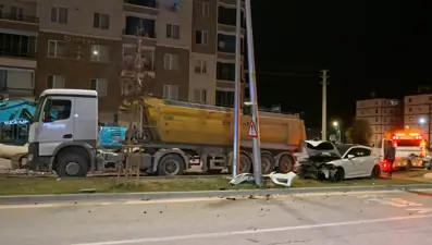 Trafiğe kapalı yolda üst üste kazalar