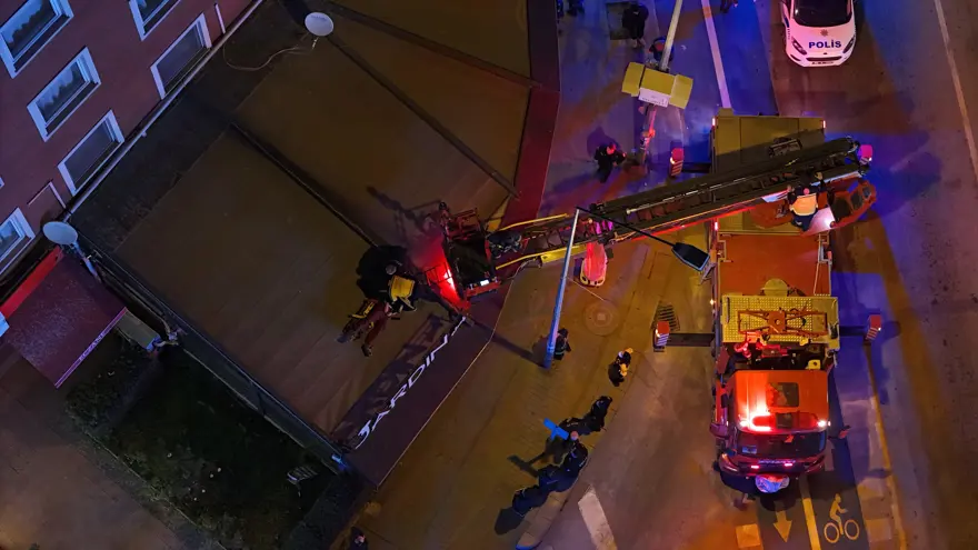 2’nci kattan kafenin tentesine düştü 1