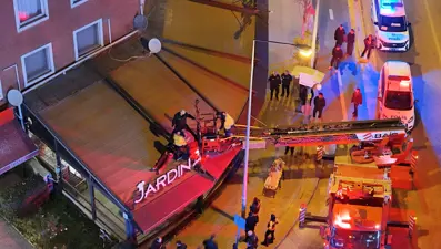 2’nci kattan kafenin tentesine düştü