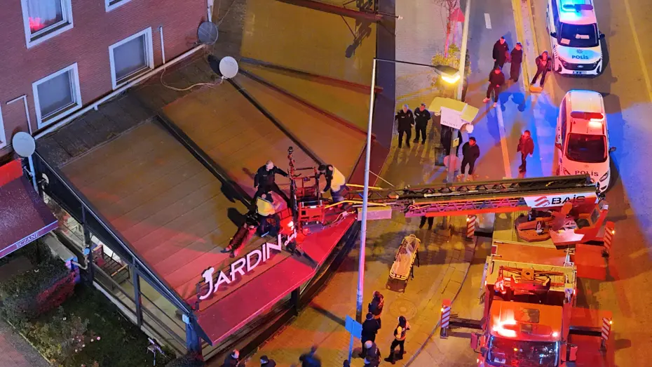 2’nci kattan kafenin tentesine düştü