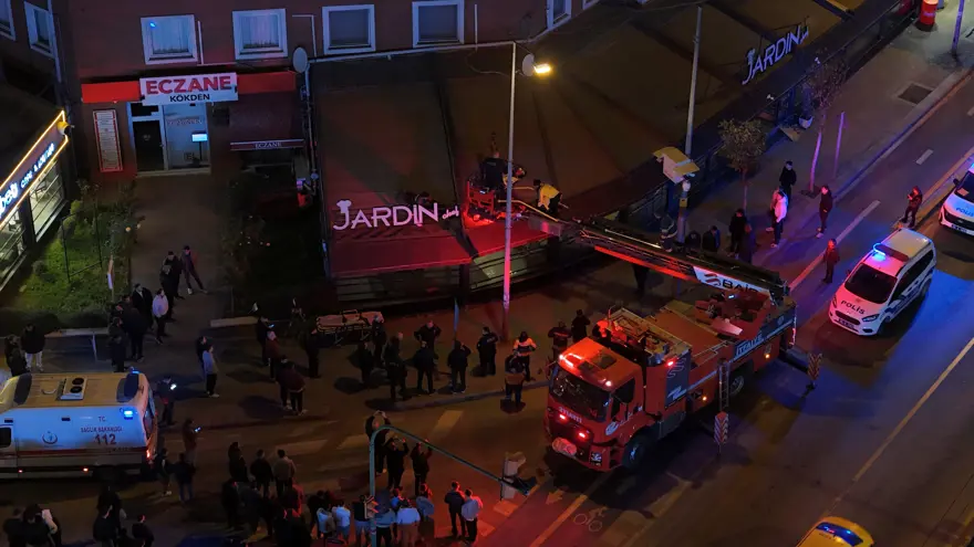 2’nci kattan kafenin tentesine düştü 2