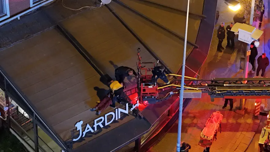 2’nci kattan kafenin tentesine düştü 