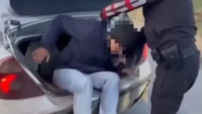 Arabanın bagajından kaçak göçmenler çıktı