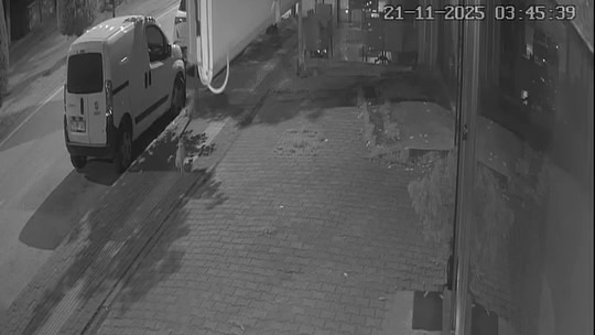 Önce yemek yapmaya çalıştı, sonra tatlı yedi: Çalışanların eşyalarını çalan hırsıza işyeri sahibinden çağrı 