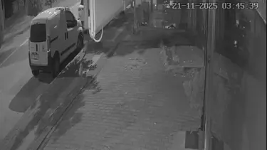 Önce yemek yapmaya çalıştı, sonra tatlı yedi: Çalışanların eşyalarını çalan hırsıza işyeri sahibinden çağrı 