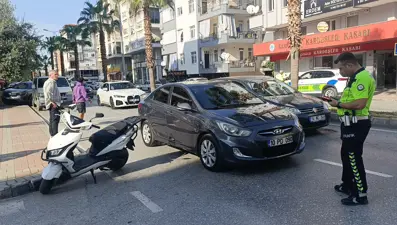 Sağdan geçmek isterken aynı yöne dönmek isteyen otomobile çarptı 
