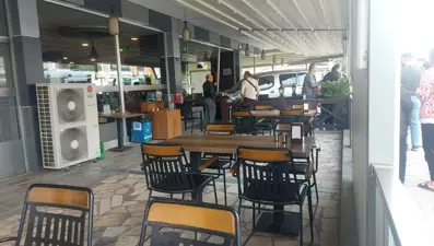 15 yaşındaki sürücü iş yerine daldı, 1 kişi yaralandı 