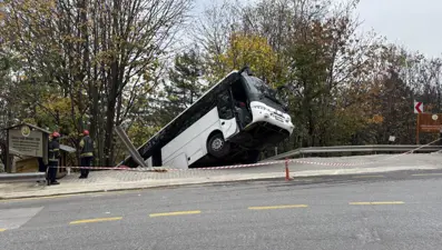 Kartepe'de tur otobüsü şarampole düştü