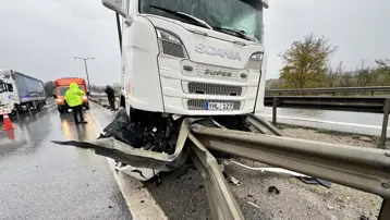 Edirne&#x27;de TIR bariyerlere saplandı 