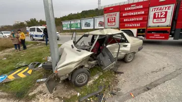 Eskişehir&#x27;de iki araç çarpıştı, iki kişi ağır yaralandı