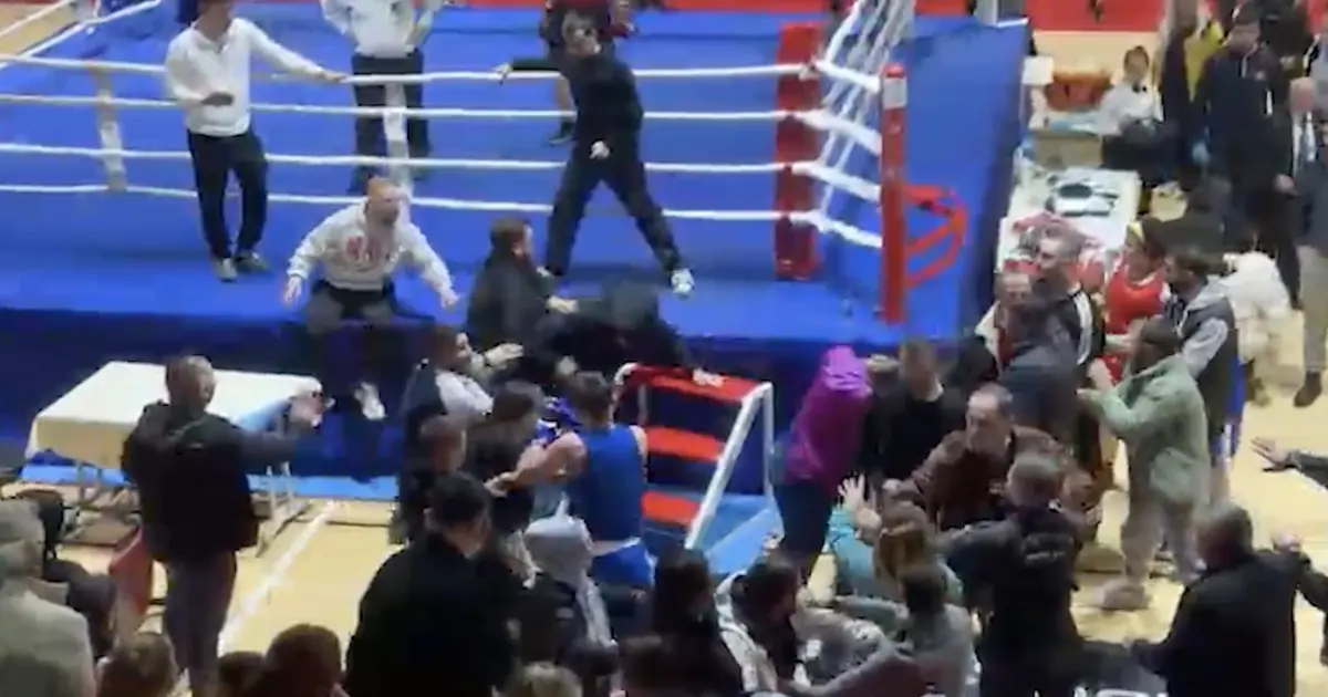 Boks turnuvasında kavgayı polis ekipleri güçlükle ayırdı